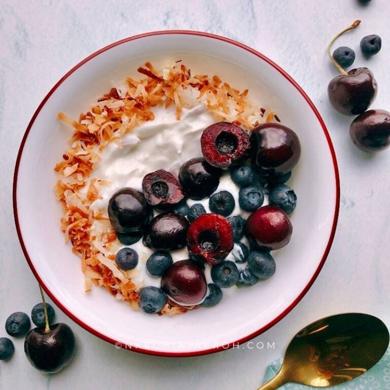 Yogurt bowl is an easy healthy breakfast that is packed with proteins, flavors, and deliciousness! Simply add any topping of choice, such as granola, fruits, or nut butter!