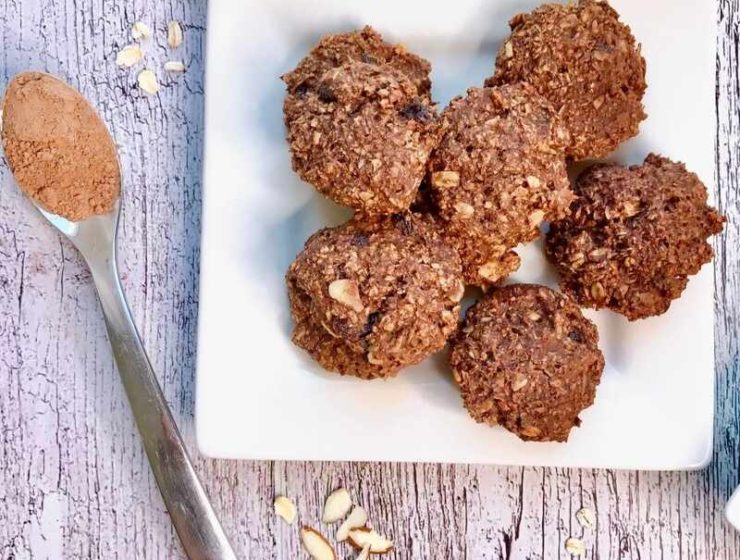 Almond cookie with oats and cacao