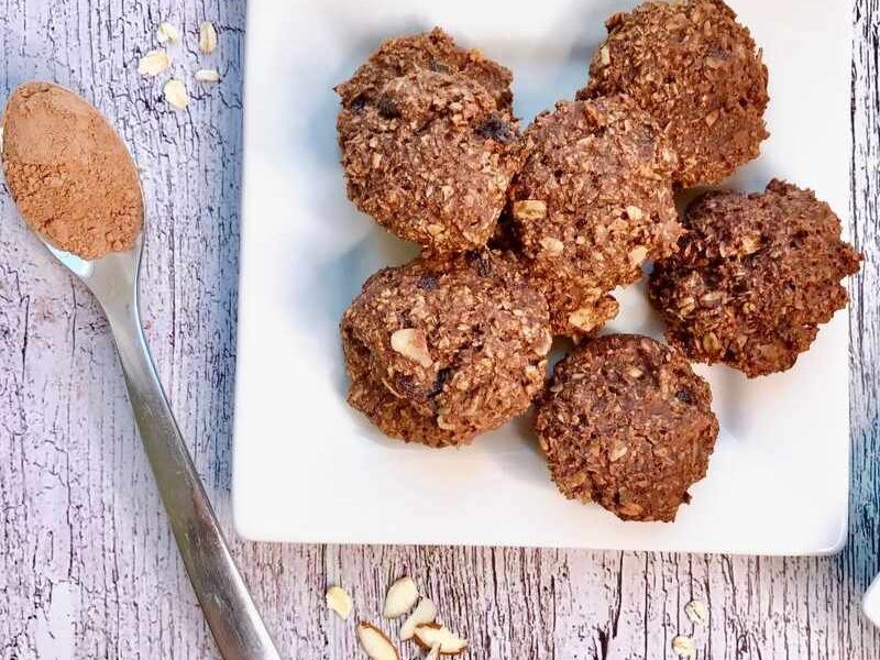 Almond cookie with oats and cacao