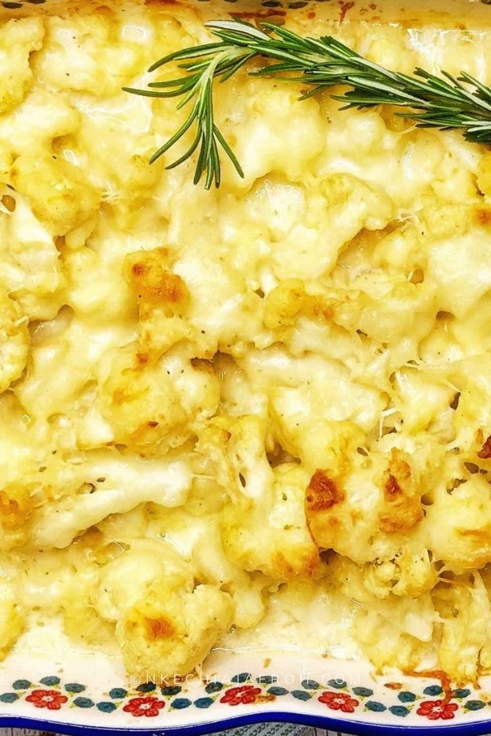 The best Cauliflower Mac and Cheese Incredibly easy and healthy baked cauliflower "mac and cheese" - The best Thanksgiving veggie side! This meatless creamy, comforting, and cheesy cauliflower side is made with fresh cauliflower, some milk, and some cheeses – a perfect low-carb and low-calorie side dish for all your holiday cooking. With this easy cauliflower mac and cheese, you will forever enjoy a guilt-free and comforting healthy side, and you will never miss mac and cheese. #lowcarb #cauliflower #Thanksgivingrecipe #cauliflowermacandcheese #healthysidedish #meatlessmaindish #sidedish #cauliflowermac