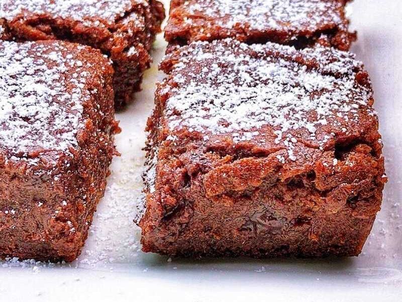 Sprinkles or no Sprinkles, toppings or no toppings. A little sprinkle of powdered sugar alternative can go a long way to make these vegan brownies unbelievable!