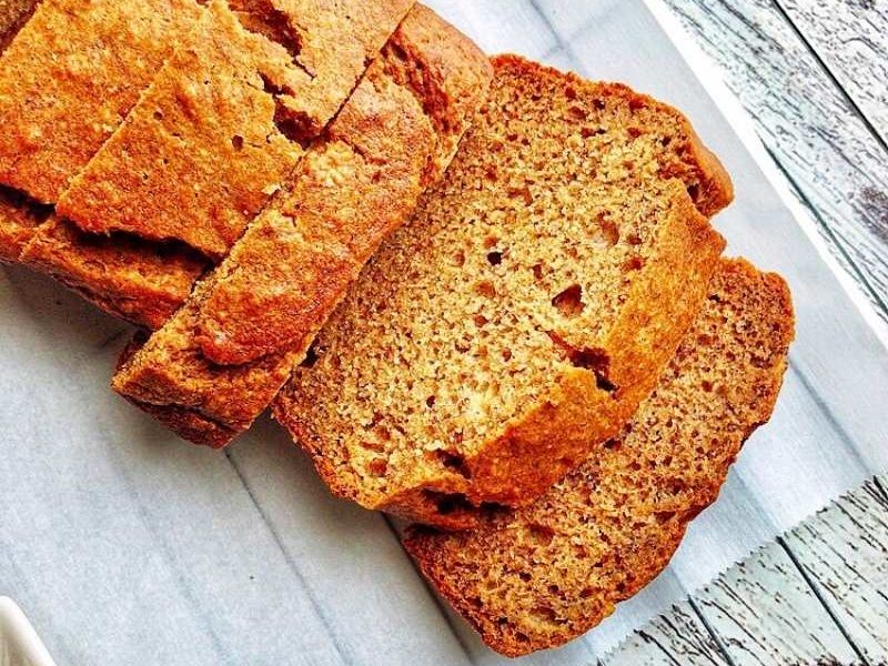 How to make the best banana bread with whole wheat and honey. This recipe is easy to follow.