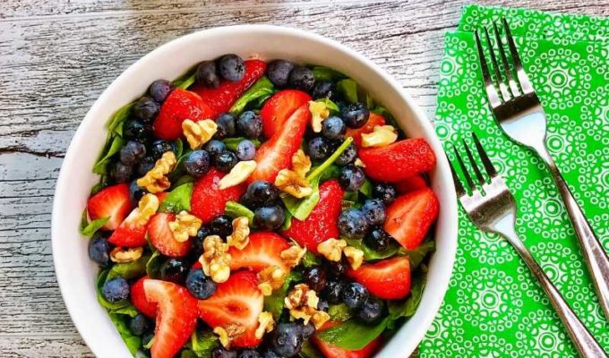 Healthy and delicious mixed berry spinach salad recipe with lime and olive oil dressing