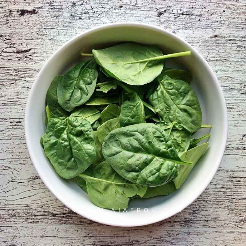 Spinach is rich in vitamins, minerals, antioxidants, and plant compounds that may help protect the body against inflammation and free radicals. It belongs to the same plant family as beets and quinoa, a group of foods often praised for their nourishing and protective health benefits.
Most importantly, spinach works beautifully in this sweet potato porridge by adding color, flavor, and extra nutrition to the dish.