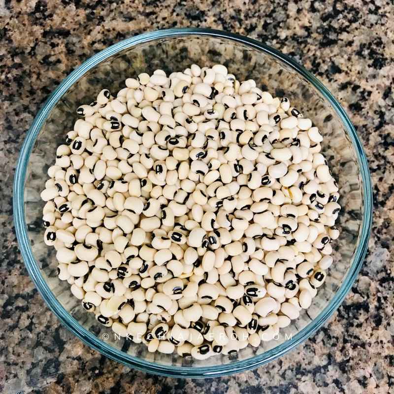 How to remove from beans husk from the seed – first soak dry black-eyed peas in water for at least 10 – 15 minutes.