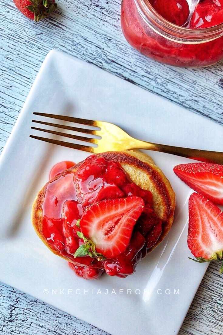 Low carb strawberry sauce for the best Greek yogurt pancakes