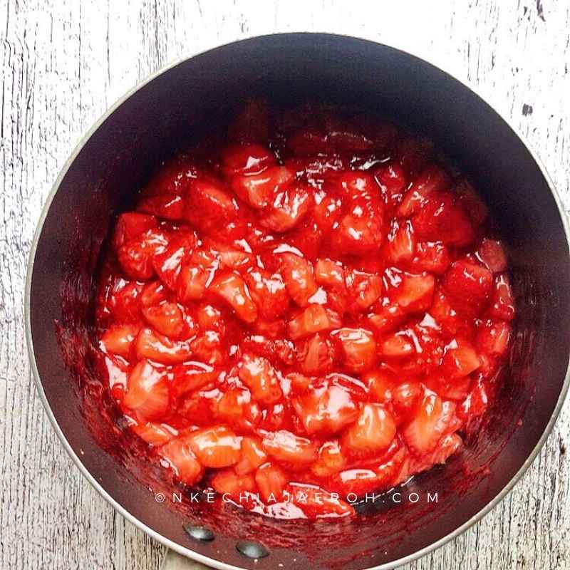 How to make strawberry sauce with maple syrup and without refined sugar