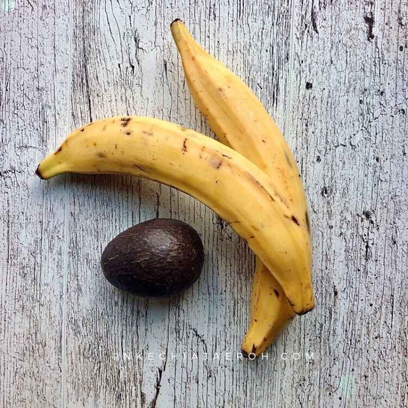 Naturally sweet yellow ripe plantains can be cooked in several ways. Today, I will bake and serve these with mashed avocado.