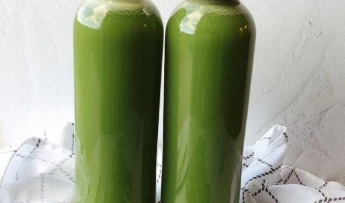 There are several benefits of celery juice, and doing a celery juice cleanse can unlock them for you! A celery juice cleanse is a natural detox that can help you maintain your digestive health, blood pressure, blood sugar, flush out fats in the liver, improve your bone health, and help maintain your overall health. Naturally detoxing your body with celery juice cleanse (or juicing in general) is an excellent clean eating habit to emulate.