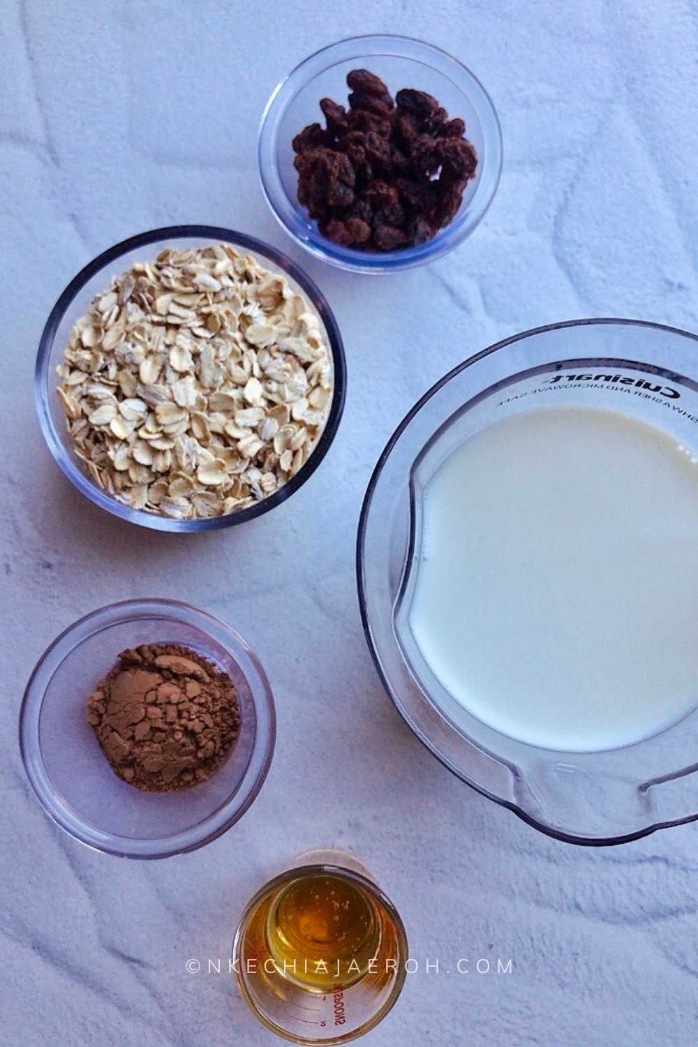 ingredients for this recipe includes oats or oatmeal (well, hello), raw cacao, raisins, plant-based milk, and honey. You can use another sweetener of choice, such as maple syrup if you do like honey, and you guessed right, this recipe only needs five ingredients!