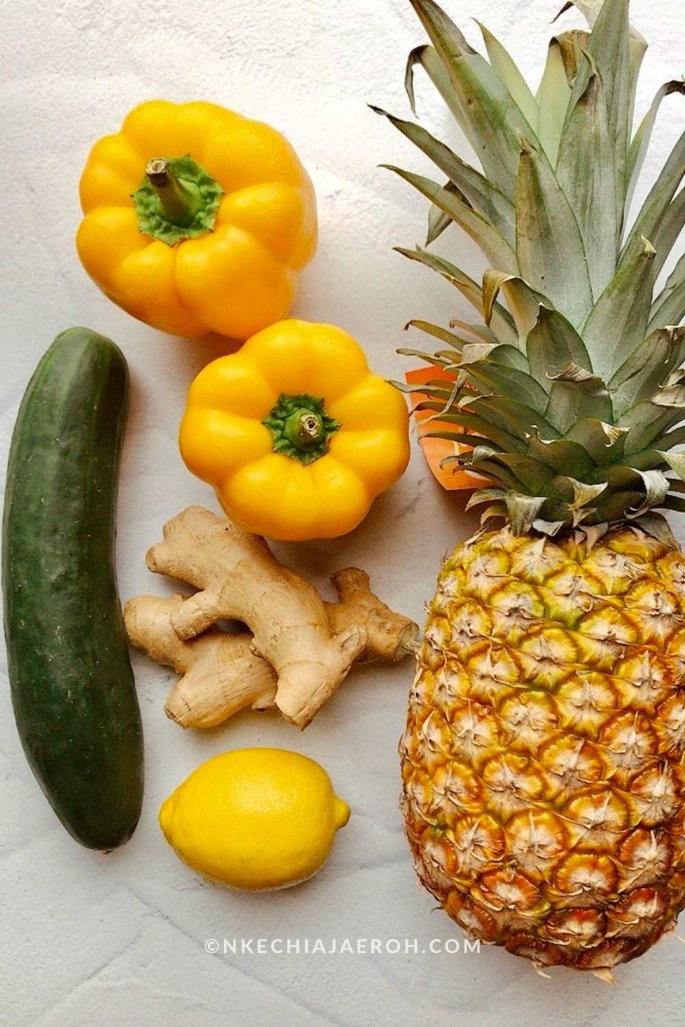 The ingredients for making this pineapple cucumber juice include pineapple (well, hello), cucumber (obviously), bell peppers, ginger, and lemon.