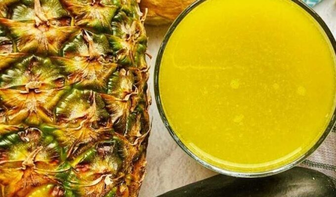 Pineapple cucumber juice recipe with bell peppers, lemon, and ginger! Wow, let’s take a moment and appreciate how loaded this fruit and vegetable juice is! This pineapple and cucumber juice recipe have only five ingredients, have no artificial or refined sugar, and it is super easy to make.