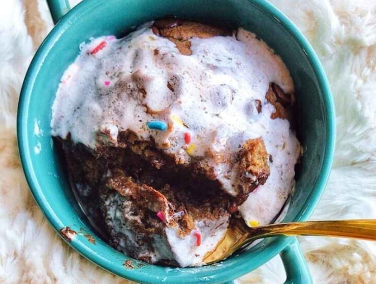 A delightful TikTok inspired chocolate baked oats recipe is the healthy brownie in a mug you need to start your day! This TikTok Viral Chocolate Baked Oats Recipe is a definition of cake for breakfast. Customize this recipe to suit your taste, add the flavors you want! Making baked oatmeal is easy and requires only two steps - blend, bake, and enjoy! This recipe makes for a wholesome breakfast, or dessert everyone member of your family will love. Top this with a little yogurt, icing, more melted chocolate, or any nut/seed spread of choice to get the best out of it! #bakedoats #TikTokhack #bakedoatmeal #oatmeal #healthybreakfast #oatcake #tikTokrecipe