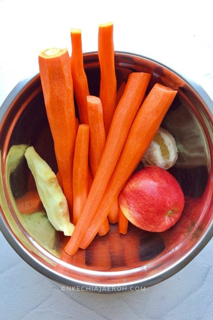 The ingredients for making this homemade carrot juice are easy, and as I mentioned before, all of them are readily available! Carrots, Ginger, Lemon, and Orange, which is optional.