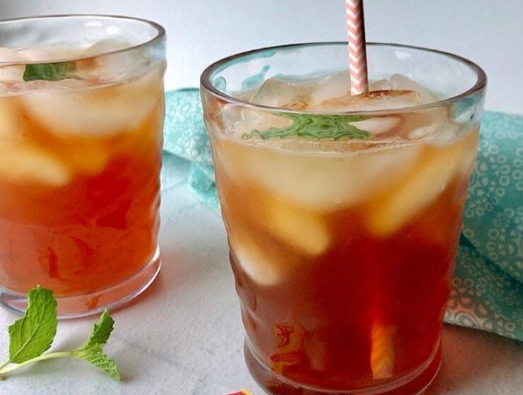 Refreshingly bold and crisp homemade sweet tea recipe made with black tea and a hint of honey and served over ice! Best sweet iced tea.
