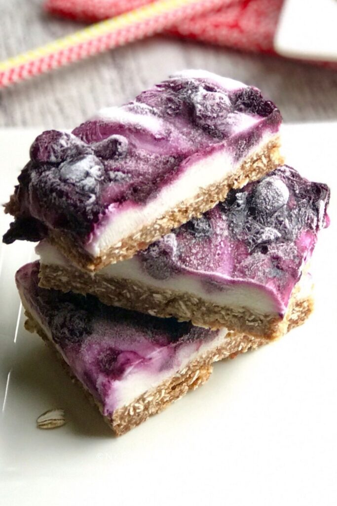 Whether you are looking for a unique treat to quench the summer heat or just a suitable replacement for your ice cream craving, these frozen yogurt-oat bars will do it for you! Luckily it doesn't take as long as cake or ice cream.