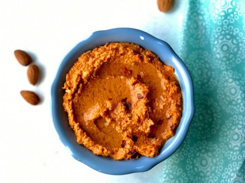Romesco sauce (romesco dip) is a rich Spanish sauce that can literally wake up any dish. It is sharp, bold, zesty, and full of flavors from roasted red peppers, charred or sundried tomatoes, nuts, herbs, and seasonings! Traditional romesco sauce recipe includes oil. Flour or ground stale bread thickened Spanish romesco sauces; they are the perfect sauce or dip for fish, meat, vegetables, and crackers. #Sauce #Romescosauce #Spanishromesco #romescorecipe #romesco #homemaderomescosauce #romescodip