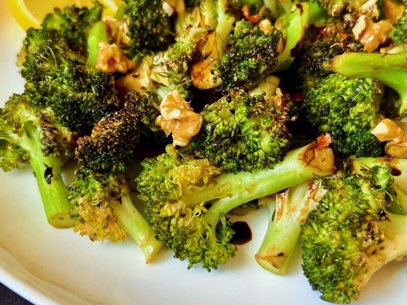 Cooking broccoli in the air fryer is easy and takes only a few minutes. This easy air fryer roasted broccoli with balsamic vinegar is crunchy, tender, tasty, tangy, and sweet. And will make a great side dish to any main dish. This air fryer broccoli is packed with flavors, and you will honestly never cook broccoli another way! If you are looking for the next right vegetable to roast in your air fryer, this easy broccoli recipe takes only 8 minutes to cook. This air-fried broccoli is truly the best! #airfryerbroccoli #BestAirFryerBroccoli #RoastedBroccoli #airfryervegetables