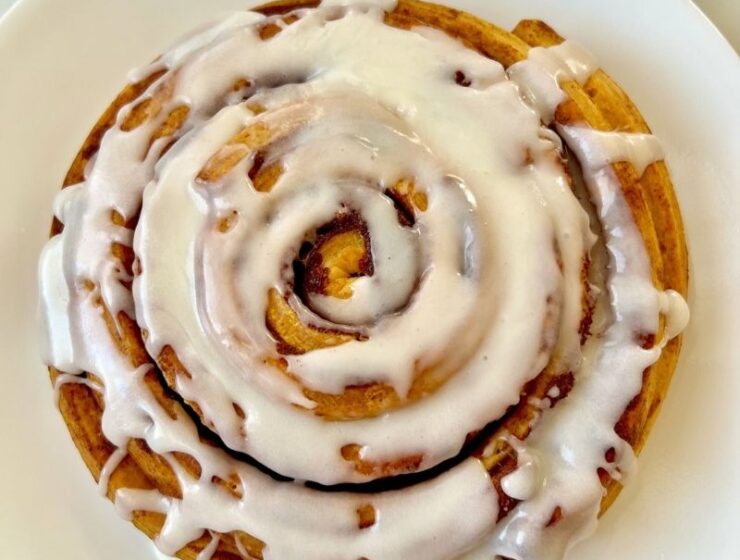 The air fryer giant cinnamon roll is perfect for a weekend breakfast; it is delightful, fun, easy to make, and gorgeous! All you need to make this huge cinnamon roll is a can of Pillsbury deluxe cinnamon rolls and your air fryer. I really love the idea of a cake-looking cinnamon roll. And the best part is that making extra-large cinnamon rolls in the air fryer requires only one ingredient! #Giantcinnamonroll #extralargecinnamonroll #cinnamonrolls #airfryercinnamonroll #airfryerrolls
