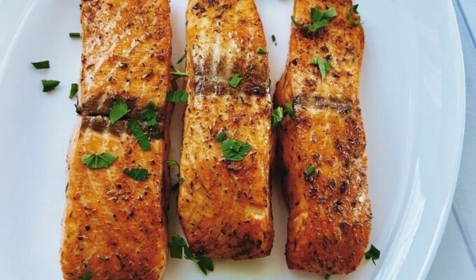 Air fryer salmon is easy, quick, tasty, and cooks in less than 10 minutes. This best healthy salmon recipe has a crisp outside and flaky + tender inside! Air-fried salmon is flavorful, tasty, light, and perfect with any side dish! This is genuinely the best healthy salmon recipe; also, it is low-carb, keto, gluten-free, dairy-free, soy-free, and nut-free! #Salmon #seafood #Airfryersalmon #Fishrecipe #salmonrecipe #healthysalmonrecipe