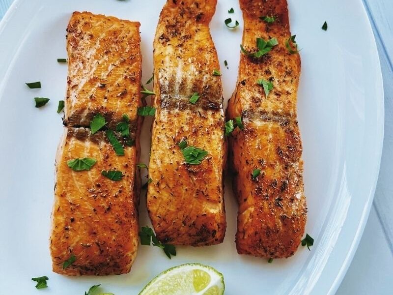 Air fryer salmon is easy, quick, tasty, and cooks in less than 10 minutes. This best healthy salmon recipe has a crisp outside and flaky + tender inside! Air-fried salmon is flavorful, tasty, light, and perfect with any side dish! This is genuinely the best healthy salmon recipe; also, it is low-carb, keto, gluten-free, dairy-free, soy-free, and nut-free! #Salmon #seafood #Airfryersalmon #Fishrecipe #salmonrecipe #healthysalmonrecipe