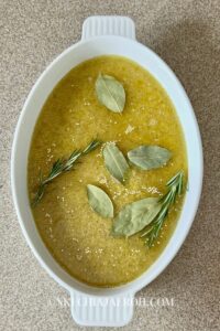 How to bake quinoa in the oven with chicken broth, bay leaves and rosemary