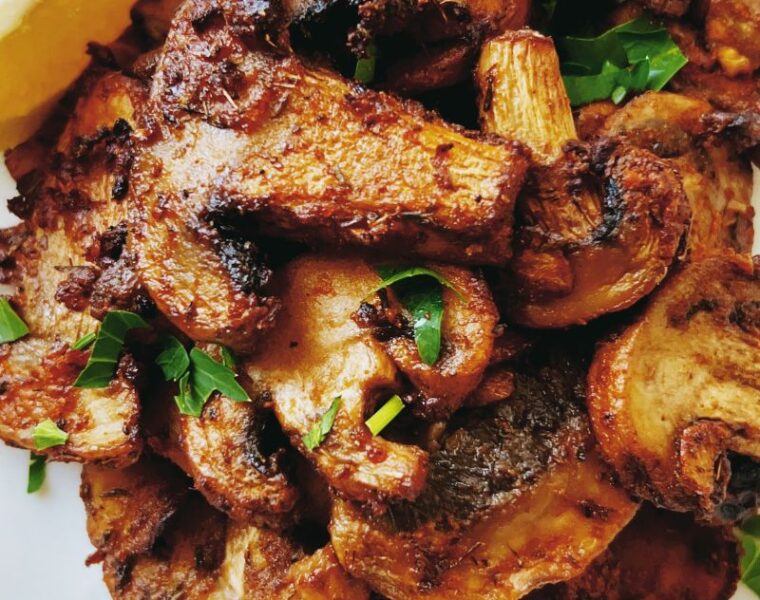 A simple recipe of air fryer mushrooms requires sliced mushrooms, paprika, olive oil, onion powder, garlic powder, dry thyme, salt, and pepper! Making mushrooms in your air fryer is the easiest way to make mushrooms. It takes only a few minutes, resulting in the best tasting mushroom ever! You can add sliced air-fried mushrooms to salads and bowls or use them as appetizers or snacks. This easy salt and pepper air fryer mushroom recipe with paprika is vegan and can replace meat/fish!