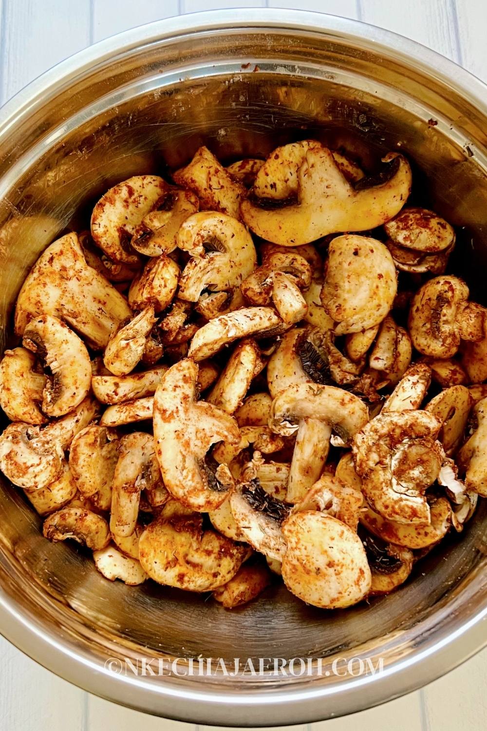 A simple recipe of air fryer mushrooms requires sliced mushrooms, paprika, olive oil, onion powder, garlic powder, dry thyme, salt, and pepper! Making mushrooms in your air fryer is the easiest way to make mushrooms. It takes only a few minutes, resulting in the best tasting mushroom ever! You can add sliced air-fried mushrooms to salads and bowls or use them as appetizers or snacks. This easy salt and pepper air fryer mushroom recipe with paprika is vegan and can replace meat/fish!