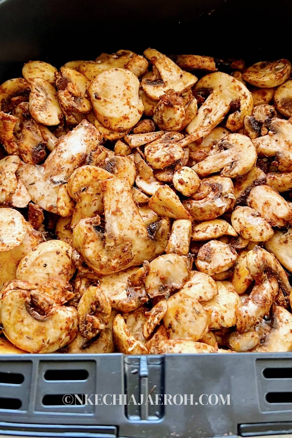 A simple recipe of air fryer mushrooms requires sliced mushrooms, paprika, olive oil, onion powder, garlic powder, dry thyme, salt, and pepper! Making mushrooms in your air fryer is the easiest way to make mushrooms. It takes only a few minutes, resulting in the best tasting mushroom ever! You can add sliced air-fried mushrooms to salads and bowls or use them as appetizers or snacks. This easy salt and pepper air fryer mushroom recipe with paprika is vegan and can replace meat/fish!