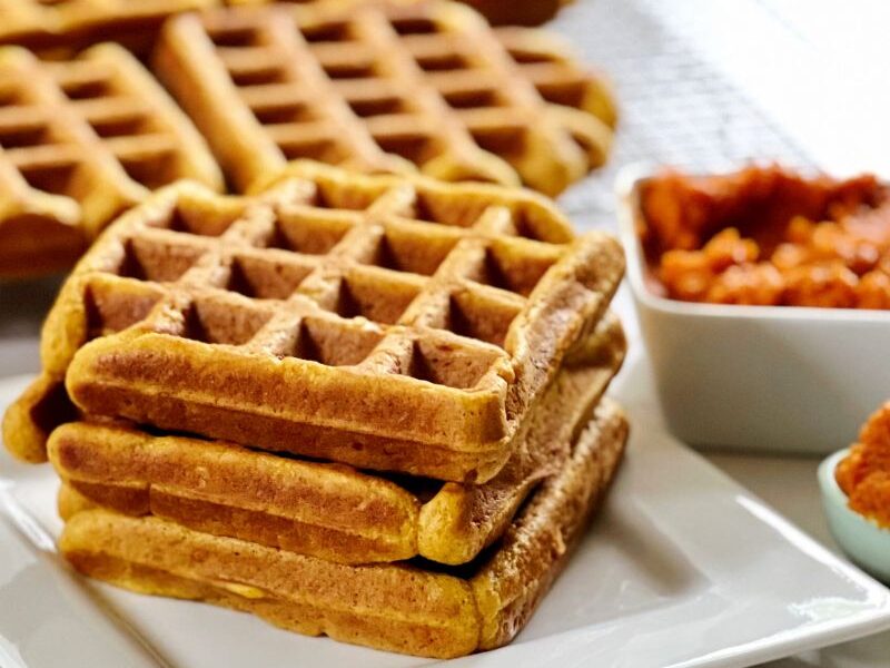 A cozy, warm, inviting pumpkin breakfast, these healthy pumpkin spice waffles check all the boxes. Easy, fluffy, cozy and healthy! This easy recipe of pumpkin spice waffles combines all-purpose flour, almond flour, pumpkin puree, yogurt, pumpkin spices, and the extraordinary New Hampshire maple syrup. To keep it healthier, I chose the original maple syrup instead of sugar in this healthy pumpkin waffle recipe. These pumpkin spice waffles are healthy because they are made with wholesome fall ingredients.