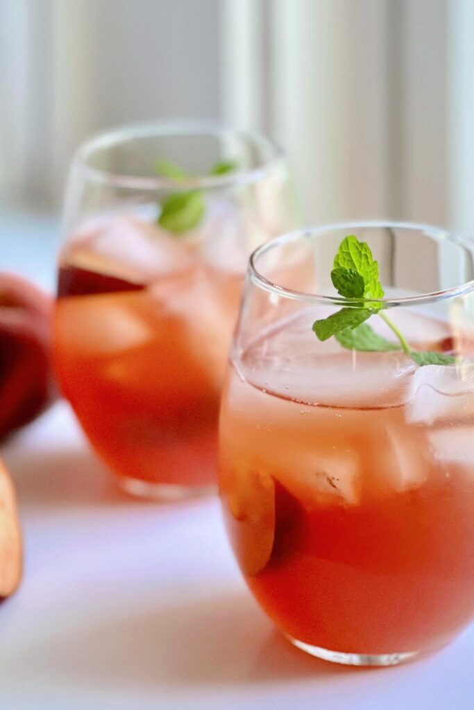 A simple recipe of fresh peach iced tea without sugar is healthy, cooling, refreshing, tasty, and the perfect thirst quencher all year round. This peach iced tea is ideal for every member of the family! The best thing about this iced tea with fresh peaches is that it uses fresh peaches and perfect brunch and dinners.