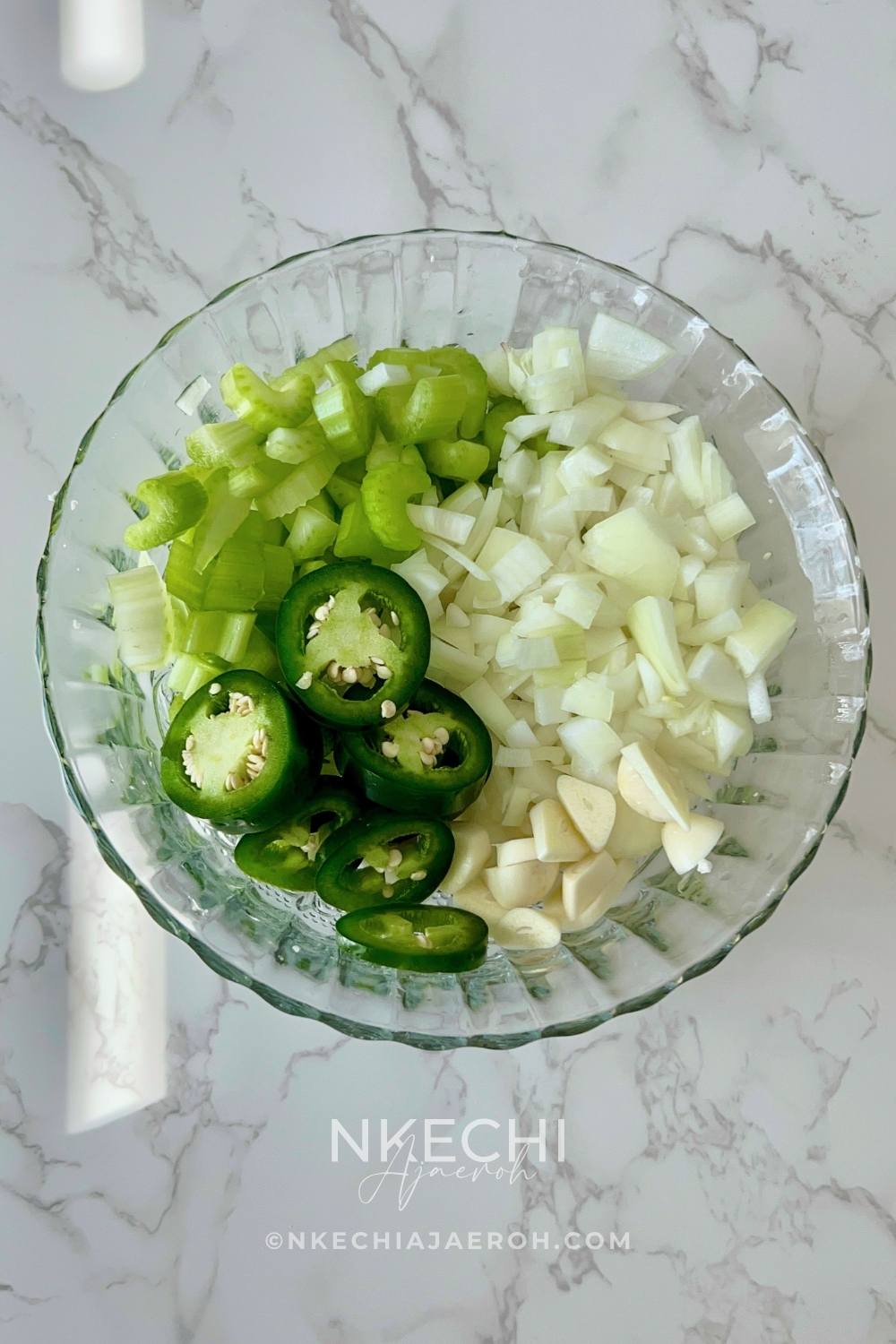 While the cauliflower roasts in the oven, prepare the other vegetables. Wash and cut the onions, celery, and jalapeño. Grate garlic and ginger and set everything aside. To save time, you can use pre-cut vegetables.