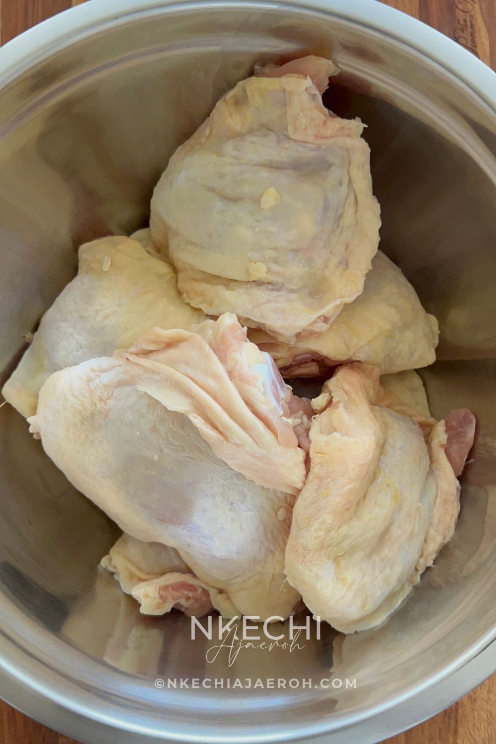 Place the chicken into a large bowl. Add the paprika, onion powder, garlic powder, thyme, Knorr bouillon powder, African bird's eye pepper, and salt.
Use clean hands or wear disposable gloves to coat every piece evenly.